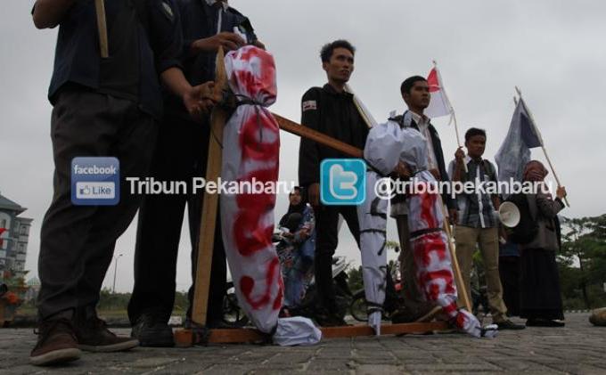 FOTO: Demo Jokowi, Mahasiswa Kembali Bakar Replika Pocong - demo3jjk.jpg