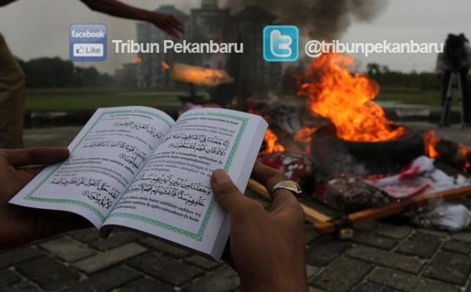 FOTO: Demo Jokowi, Mahasiswa Kembali Bakar Replika Pocong - demo4jjk.jpg