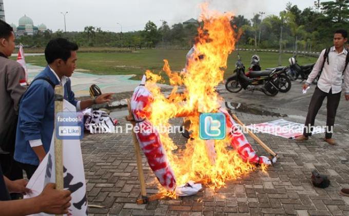 FOTO: Demo Jokowi, Mahasiswa Kembali Bakar Replika Pocong - demojjk1.jpg