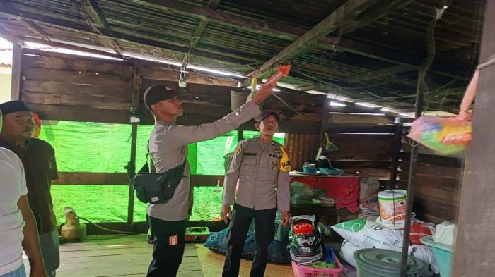 GANTUNG DIRI - Lokasi korban mengakhiri hidupnya dengan cara gantung diri, di rumah milik Nurainun, Dusun Kuala Kapar, Desa Mawan, Kecamatan Selimbau, Kabupaten Kapuas Hulu, Provinsi Kalimantan Barat, Rabu 5 November 2025 sekitar pukul 10.00 WIB. Korban ternyata mengalami ganguan jiwa selama 12 tahun.