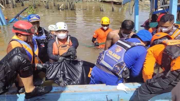 LEDAKAN KAPAL BBM - Tim SAR gabungan saat melakukan evakuasi terhadap korban yang dinyatakan hilang pada saat kejadian kapal terbakar di Sungai Pawan, Desa Suka Bangun Dalam, Kecamatan Delta Pawan, Kabupaten Ketapang, Minggu 3 Mei 2026. Korban ditemukan dalam kondisi meninggal dunia di bagian haluan kapal yang terbakar.