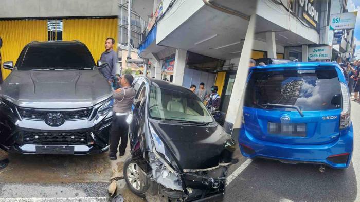 LAKA BERUNTUN PONTIANAK - Polisi melakukan penanganan kecelakaan lalu lintas di Jalan Diponegoro depan bengkel Otopia, Kecamatan Pontianak Kota, Pontianak pada Senin 18 Mei 2026 pukul 11.00 WIB lalu. Berikut fakta-fakta kecelakaan beruntun ini.