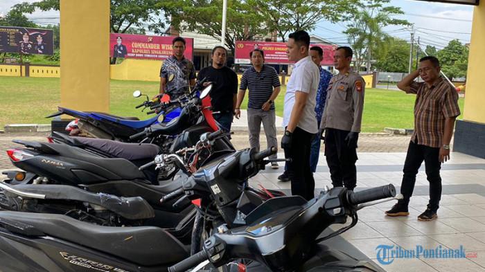 CURANMOR SINGKAWANG - Kasat Reskrim Polres Singkawang, AKP Raja Toga Paruhum menampilkan barang bukti sepeda motor dari pengungkapan kasus curanmor di wilayah hukum Kota Singkawang bulan Oktober 2025 di Mapolres Singkawang, Minggu 2 November 2025. Berikut kronologi Polres Singkawang mengamankan 9 tersangka curanmor.