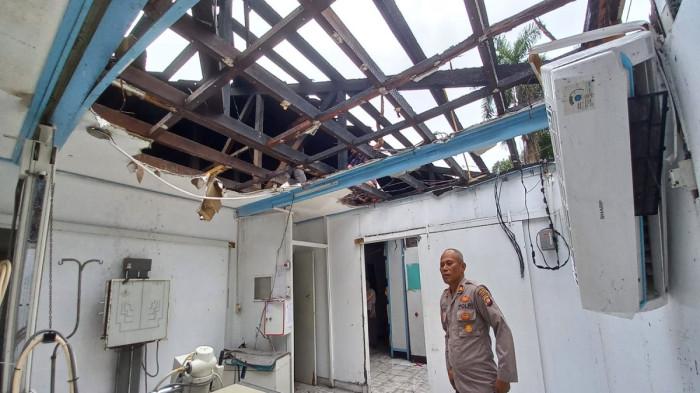 KEBAKARAN RSU BETHESDA - Kondisi Ruang Rontgen dan Radiologi RSU Bethesda Serukam, Dusun Anggrek, Desa Pasti Jaya, Kecamatan Samalantan, Kabupaten Bengkayang yang dilahap api diduga akibat konsteting listrik, pada Kamis 20 November 2025 siang. Sejumlah peralatan kesehatan rontgen rusak.