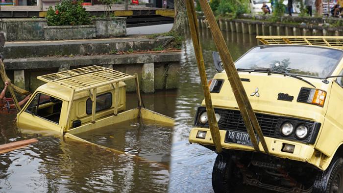 TRUK TERCEBUT PARIT - Proses evakuasi truck nyungsep di Gang Bukit Selindung, Jalan H. Rais A. Rachman, Kelurahan Sungai Jawi, Kota Pontianak, Selasa 21 Oktober 2025. Berikut kronologi lengkapnya.