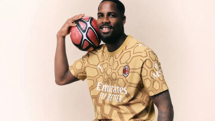 JERSEY AC MILAN - Kapten AC Milan Mike Maignan dalam balutan jersey anyarnya. Raksasa Italia, AC Milan, resmi memperkenalkan jersey home terbaru mereka untuk mengarungi musim 2026/2027.