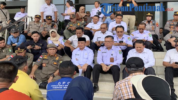 Gubernur Ria Norsan Sambut dan Duduk Bersama Massa Aksi Damai di Halaman Kantor Gubernur Kalbar