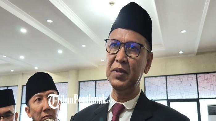 WAWANCARA - Direktur Utama PDAM Tirta Khatulistiwa, Abdullah, memaparkan target peningkatan cakupan layanan air bersih usai resmi dilantik di Aula Kantor PDAM Tirta Khatulistiwa, Jalan Imam Bonjol, Selasa 2 Desember 2025.