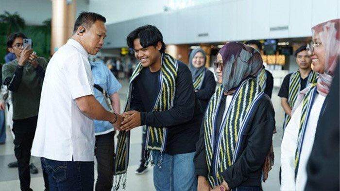 MENGANTARKAN PESERTA - Anggota DPD RI Daud Yordan ikut mengantarkan peserta Operations Development Program (ODP) PT Dharma Inti Bersama untuk pelatihan teknis ke Cina, Kamis (14/5/2026). Daud memandang program Operations Development Program PT Dharma Inti Bersama (DIB) ini sebagai peluang emas untuk pemuda Kalimantan Barat.