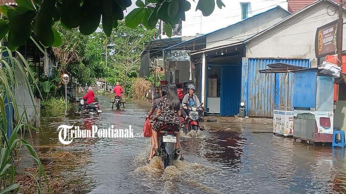 BANJIR KUBU RAYA - Kondisi Jalan Serdam Komplek Srikandi 2, Kecamatan Sungai Raya, Kabupaten Kubu Raya tergenang, Selasa 16 Juni 2026.