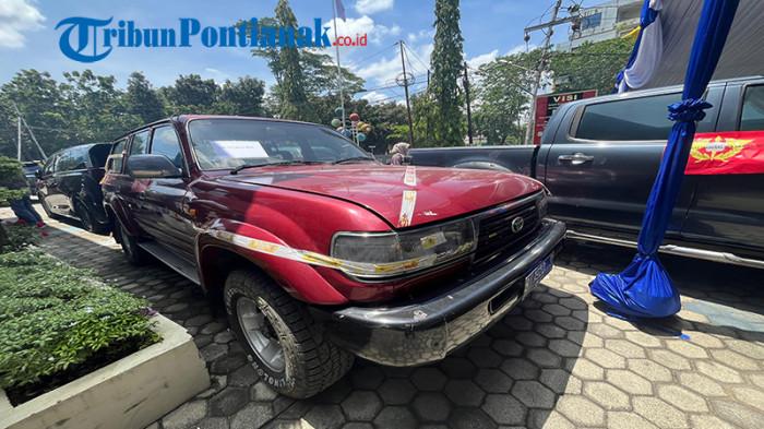 BARANG SELUNDUPAN - Mobil mewah hasil selundupan asal Malaysia saat Konferensi Pers di Halaman Kanwil Bea Cukai Kalbagbar, pada Rabu, 15 Oktober 2025.