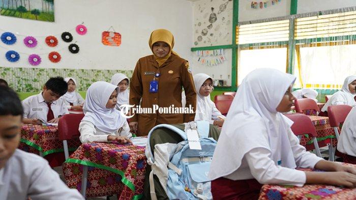 Siswa Baru SDN 20 Pontianak Selatan Kenali Lingkungan Sekolah di Hari Pertama Belajar