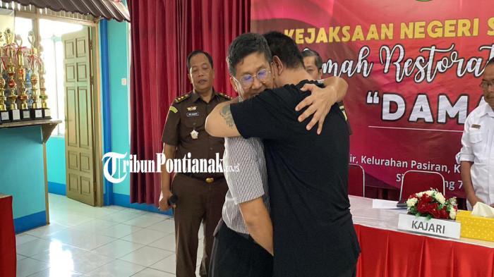 BERDAMAI - Suasana haru pelaku BT yang terlibat dalam kasus pencurian sepeda dimaafkan korban, dalam kegiatan pelaksanaan RJ di rumah RJ Kantor Camat Singkawang Barat, pada Rabu 5 November 2025.