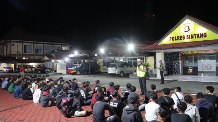 BERI IMBAUAN - Petugas Polres Sintang saat memberikan edukasi dan imbauan kepada para remajas usai mengamankan motor berknalpot brong saat razia Operasi Zebra Kapuas 2025, Sabtu 22 November 2025 malam.