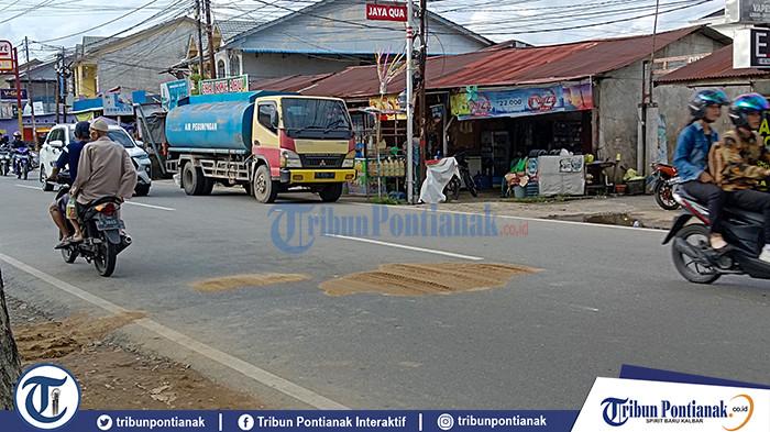 BREAKING NEWS - Maut Renika Jumina, Ibu Guru Madrasah Meninggal Kecelakaan di Jl Tanray 2 Pontianak