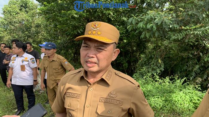 BANDARA BARU - Gubernur Kalimantan Barat, Ria Norsan meninjau lokasi yang akan disiapkan untuk mendorong percepatan rencana pembangunan Bandara baru di Desa Riam Marasap, Kecamatan Sukadana, Kabupaten Kayong Utara, Provinsi Kalimantan Barat, Selasa 18 November 2025.