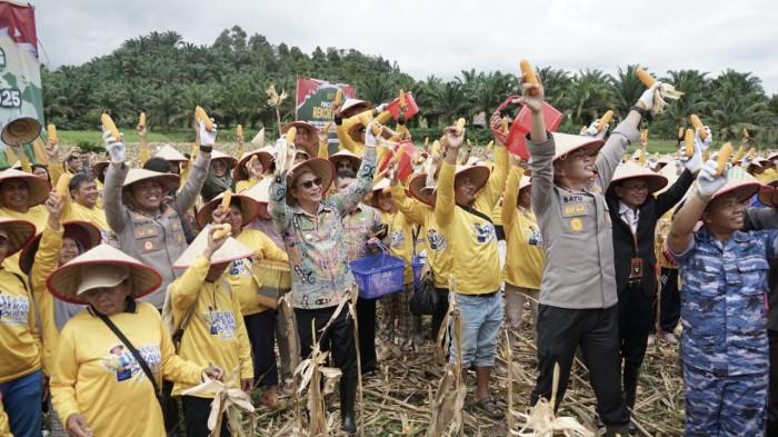 PANEN RAYA JAGUNG - Kapolres Bengkayang AKBP Syahirul Awab, S.Sos., S.I.K. panen Raya Jagung Serentak Kuartal IV Tahun 2025, Kamis 8 Januari 2026. Polres Bengkayang resmi menorehkan nama dalam Museum Rekor-Dunia Indonesia (MURI) dengan memecahkan dua rekor sekaligus di bidang ketahanan pangan.
