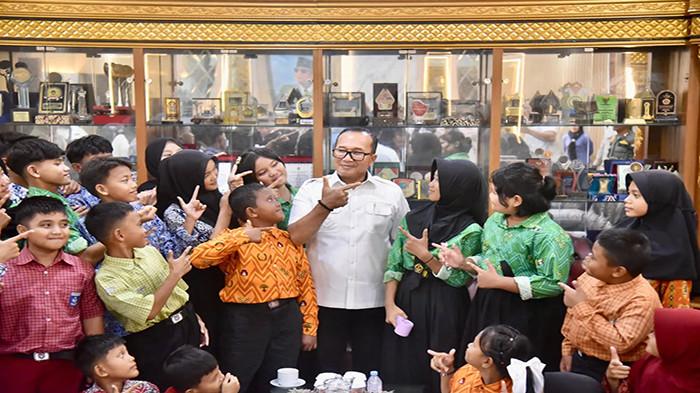 Bupati Sujiwo Apresiasi 92 Pelajar Peserta Festival Tunas Bahasa Ibu Tingkat Provinsi Kalbar