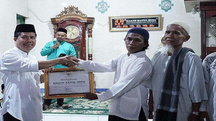 Bupati Satono Safari Ramadan di Tanah Hitam Paloh, Serahkan Hibah Rp50 Juta