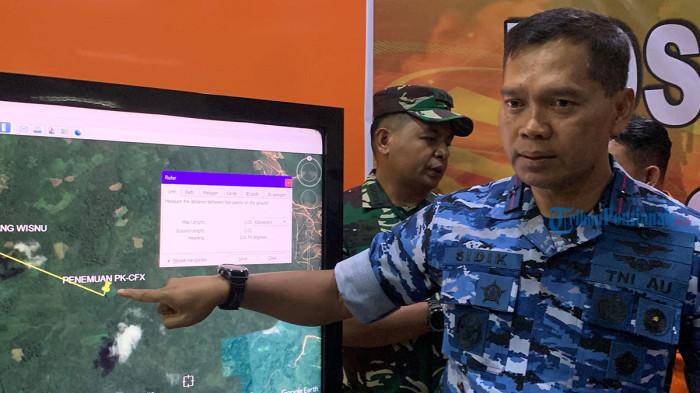 EVAKUASI HELIKOPTER JATUH - Komandan Lanud Supadio, Marsekal Pertama TNI Sidik Setiyono menjelaskan titik ditemukannya serpihan badan helikopter PK-CFX yang jatuh di wilayah Kabupaten Sekadau, Kalimantan Barat, Kamis 16 April 2026. Berikut kronologi penemuannya.
