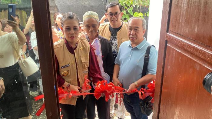 LAYAK HUNI - Peresmian rumah layak huni oleh Wali Kota Singkawang, Tjhai Chui Mie, tiga unit rumah layak huni yang berlokasi di Jalan RA Kartini, Kelurahan Sekip Lama, Jalan Kridasana, dan Jalan Lirang, bagi warga kurang mampu, pada Sabtu 4 Oktober 2025. Ia berharap bantuan tersebut dapat memberikan manfaat besar bagi penerima agar bisa hidup lebih layak dan sejahtera.