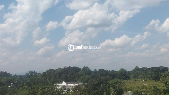 CUACA KAPUAS HULU - Terlihat cuaca di wilayah Kecamatan Putussibau Utara, mendung, Senin 11 Agustus 2025. Dimana beberapa hari ini wilayah Putussibau sering terjadi hujan. Dimana prakiraan cuaca untuk besok Selasa 12 Agustus 2025, akan terjadi hujan petir di 12 kecamatan di kabupaten Kapuas Hulu.