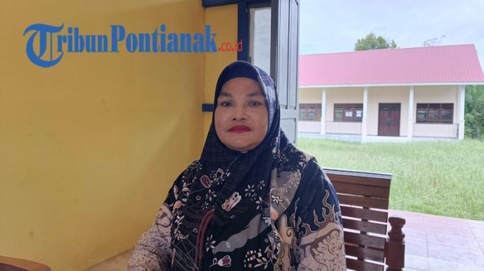 KERACUNAN MBG - Rosmi, ibu dari Arini Cahya Putri, siswi SMP 01 PGRI Pulau Kumbang yang sempat diduga keracunan makanan MBG, saat diwawancarai Tribun Pontianak, di SMP 01 PGRI Pulau Kumbang, Kecamatan Seponti Hilir, Kabupaten Kayong Utara, Rabu 1 Oktober 2025.