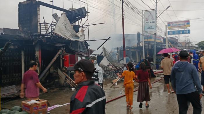 Padamkan Api - Danramil Teluk Keramat Kapten Inf Waniran berada di lokasi kebakaran 10 ruko Pasar Simpang Empat, Kecamatan Tangaran, Kabupaten Sambas, Kalbar, Minggu 25 Januari 2026.