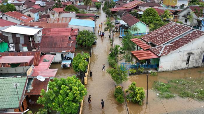 BANJIR ROB PONTIANAK - Kondisi banjir rob dari udara, di Jalan Yuka, Kecamatan Pontianak Barat, Kota Pontianak, Selasa 9 Desember 2025. Warga Pontianak kembali diimbau waspada potensi banjir rob hingga 7 Januari 2026.