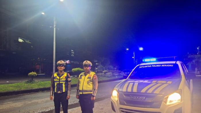 PATROLI DINI HARI - Satuan Lalu Lintas Polres Sekadau mengintensifkan kegiatan Blue Light Patrol selama Bulan Suci Ramadan 2026.
Kegiatan ini guna mengantisipasi aksi balap liar dan gangguan ketertiban masyarakat pada jam-jam rawan dini hari.