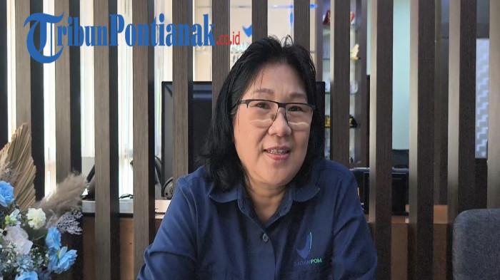 BERIKAN KETERANGAN - Kepala Balai Besar Pengawas Obat dan Makanan di Pontianak, Dra. Harian, Apt mengingatkan masyarakat agar lebih teliti dalam memperhatikan masa kedaluwarsa produk makanan selama Ramadan. Imbauan ini disampaikan seiring intensifikasi pengawasan pangan yang dilakukan pihaknya di bulan puasa, Selasa 24 Februari 2026.