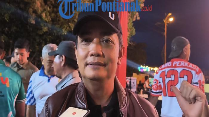 BERIKAN KETERANGAN - Wakil Wali Kota Pontianak, Bahasan, Saat diwawancarai usai penutupan Dragon Boat Race di Taman Alun-alun Kapuas, Jl Rahadi Usman, Minggu 9 November 2025.