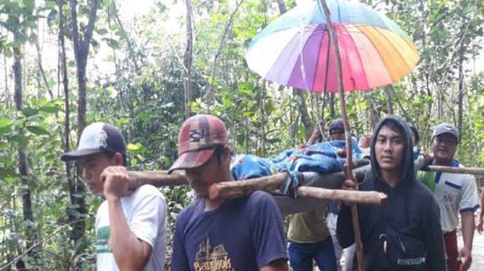 TANDU PASIEN JALAN RUSAK - Ilustrasi warga membawa pasien menggunakan tandu. Viral warga di Dusun Semanjak, Desa Trigadu, Kecamatan Galing, Kabupaten Sambas, Kalimantan Barat, melawan gelap gulita untuk menandu pasien sakit, Jumat 28 November 2025