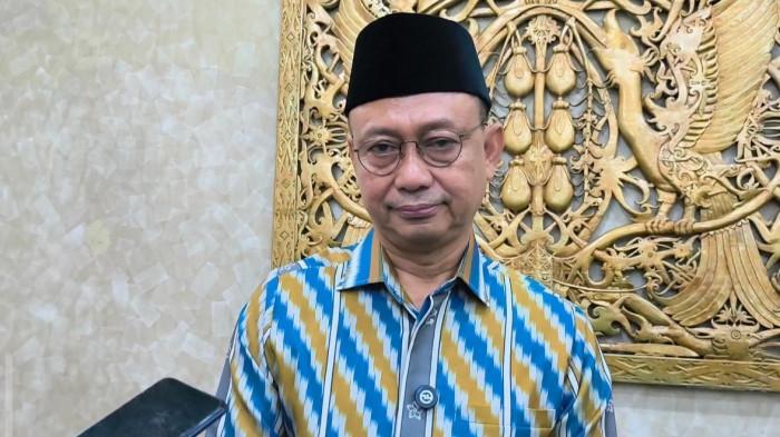 BERI KETERANGAN - Wali Kota Pontianak,Edi Rusdi Kamtono saat menghadiri rapat kerja Persatuan Orang Melayu (POM) Kalimantan Barat di Pendopo Gubernur Kalbar, Sabtu 27 Desember 2025. Wali Kota Pontianak, Edi Rusdi Kamtono, menyampaikan bahwa kebijakan ini diambil sebagai bentuk kepedulian dan empati Pemkot Pontianak terhadap masyarakat di sejumlah wilayah yang sedang tertimpa bencana alam, Selasa 30 Desember 2025