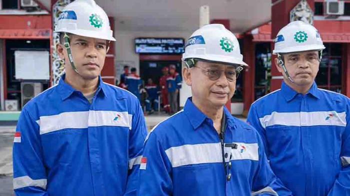 BERI KETERANGAN - Wali Kota Pontianak, Edi Rusdi Kamtono (tengah) saat diwawancarai usai melakukan peninjauan langsung ke persediaan BBM di Integrated Terminal Pertamina Pontianak, Jalan Khatulistiwa, Kecamatan Pontianak Utara, pada Kamis, 19 Maret 2026. Peninjauan tersebut dilakukan untuk memastikan ketersediaan stok BBM di Kota Pontianak tetap aman.