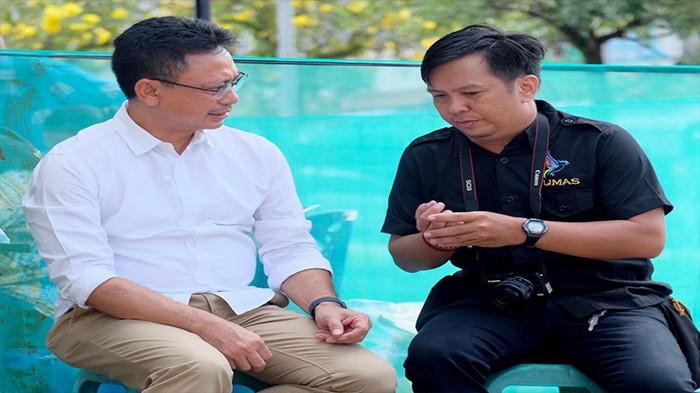 DISKUSI - Wali Kota Pontianak, Edi Rusdi Kamtono tengah berdiskusi dengan Pranata Humas Ahli Muda Pemerintah Kota Pontianak, Jemi Ibrahim dalam salah satu kunjungan lapangan beberapa waktu lalu. Momentum pelantikan pejabat di lingkungan Pemkot Rabu 31 Desember 2025, Edi Kamtono menegaskan ASN harus responsif tanpa menunggu masalah viral.