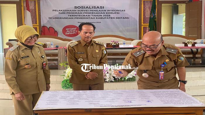 FAKTA INTEGRITAS - Bupati Sintang Gregorius Herkulanus Bala bersama Sekda Sintang, Kartiyus dan Inspektur Inspektorat Ardatin menandatangani Fakta Integritas pencegahan korupsi. Berdasarkan hasil SPI tahun 2024, Kabupaten Sintang memperoleh indeks 66,88 dan masuk dalam kategori zona merah atau rentan terjadinya korupsi.