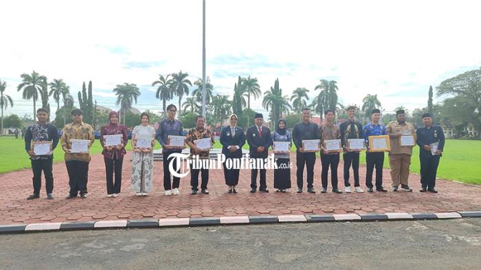 Bupati Serahkan Penghargaan kepada Pemuda Berprestasi, Ajak Generasi Muda Terus Bergerak dan Bersatu