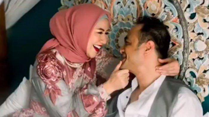 Fakta Venna Melinda Kecup Kening Ferry Irawan di Penjara hingga Batal Cerai