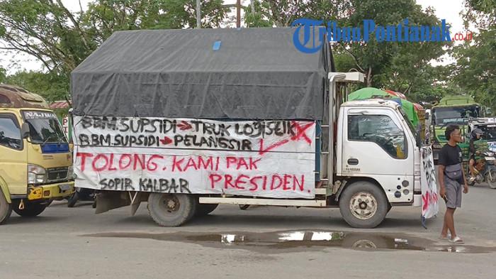 GELAR AKSI - Foto truk dengan tulisan aspirasinya saat mengikuti aksi di kawasan Bundaran Tugu Alianyang, Jalan Trans Kalimantan, Kecamatan Sungai Ambawang, Kabupaten Kubu Raya, pada Kamis, 16 Oktober 2025.