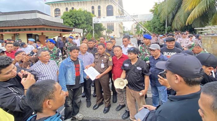 GELAR AKSI - Sejumlah mahasiswa yang tergabung dalam Gerakan Mahasiswa Kalimantan Barat Bersatu (GMKBB) menyampaikan tuntutannya usai menggelar aksi damai di depan Kantor Kejaksaan Tinggi Kalimantan Barat, Rabu 15 Oktober 2025.