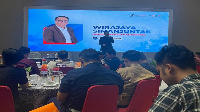 KATA SAMBUTAN - GM Enterprise PT Mora Telematika Indonesia Tbk  Wirajaya L.N Siamnjuntak memberikan kata sambutan dalam acara menggelar Customer Gathering Moratelindo bertajuk 