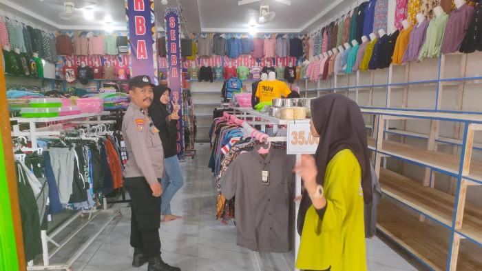 GELAR PATROLI - Personel Polsek Air Besar melaksanakan patroli dialogis pada siang hari, Minggu 7 September 2025. Kegiatan ini menyasar berbagai lokasi yang menjadi pusat aktivitas masyarakat, mulai dari warung hingga pusat perbelanjaan.