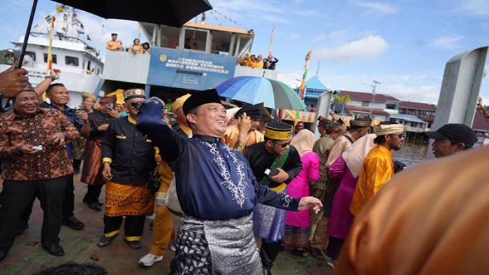 Gubernur Ria Norsan Ikut Perang Ketupat di Tayan Bersama Warga, Dorong Pelestarian Budaya Lokal