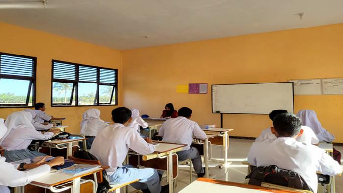 GAJI HONORER - Guru honorer di SMKN 1 Sungai Raya Kepulauan, Kabupaten Bengkayang, Athipa Juniasih (28).