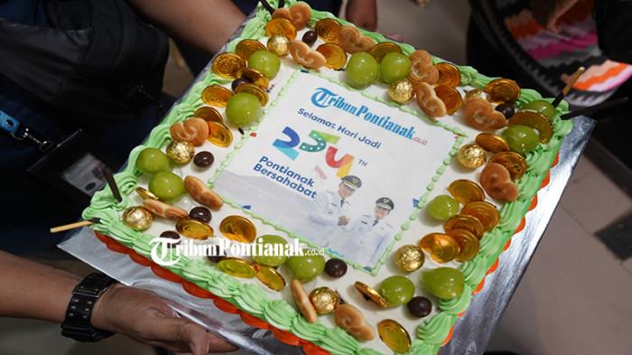 BERITA FOTO - Wali Kota Pontianak Terima Kue Ulang Tahun dari Tribun Pontianak di HUT ke-254 - HUT-KOTA-PONTIANAK-2.jpg