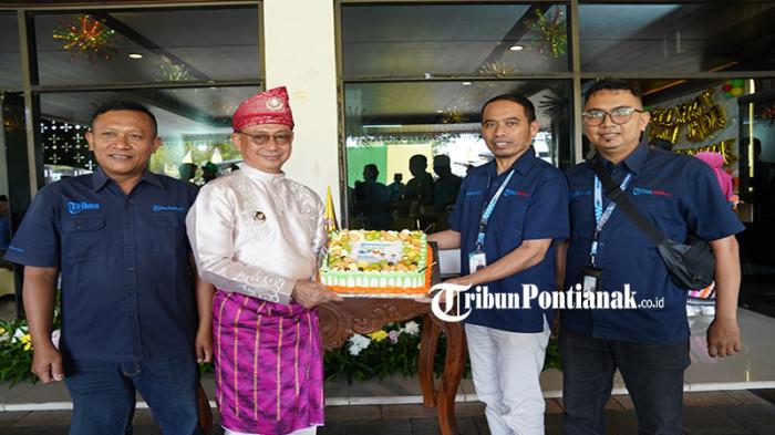 BERITA FOTO - Wali Kota Pontianak Terima Kue Ulang Tahun dari Tribun Pontianak di HUT ke-254 - HUT-KOTA-PONTIANAK-254-1.jpg