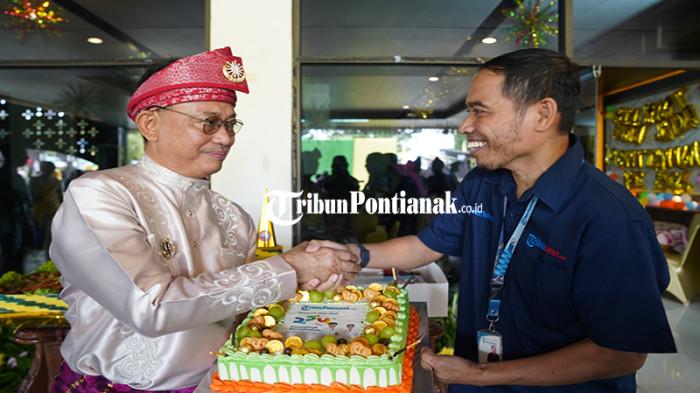 BERITA FOTO - Wali Kota Pontianak Terima Kue Ulang Tahun dari Tribun Pontianak di HUT ke-254 - HUT-KOTA-PONTIANAK-254.jpg
