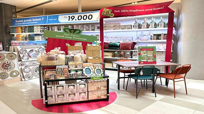 MENGHADIRKAN - INFORMA, pusat furnitur dan gaya hidup terlengkap untuk hunian dan bisnis di bawah PT Home Center Indonesia, kembali menghadirkan inspirasi untuk meriahkan perayaan di tengah kebersamaan keluarga.