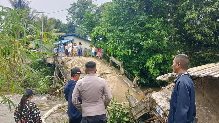 JEMBATAN ROBOH - Hujan deras yang mengguyur wilayah Kecamatan Nanga Taman pada Jumat (17/10/2025) menyebabkan jembatan di Dusun Landau Mentawak, Desa Pantok, roboh.